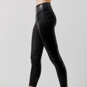 Heroine Sport LIQUID LACE LEGGING IN BLACK SHINY ON MATTE BLACK